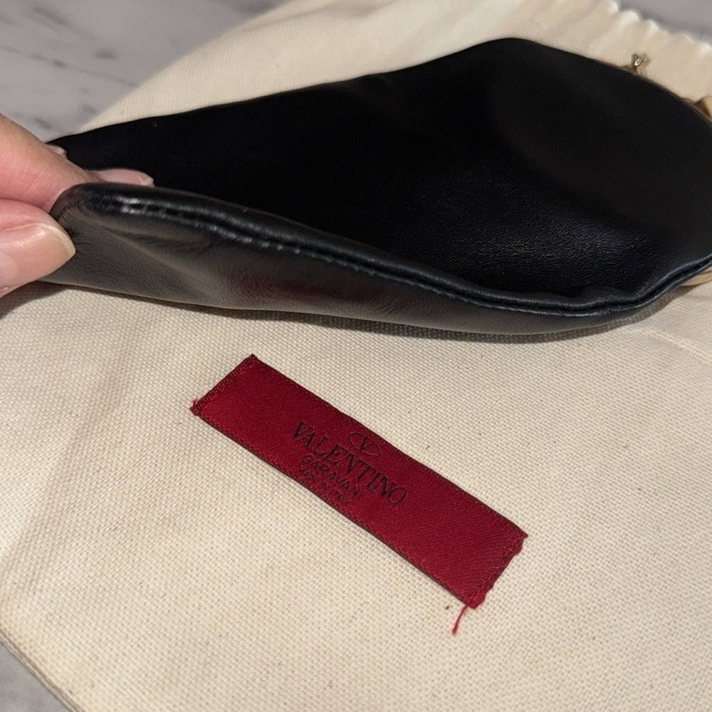 Vintage Garavani Valentino preloved leather key ring great condition. 6x4.5x.25” - Picture 11 of 12